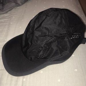 NEVER WORN LULULEMON HAT